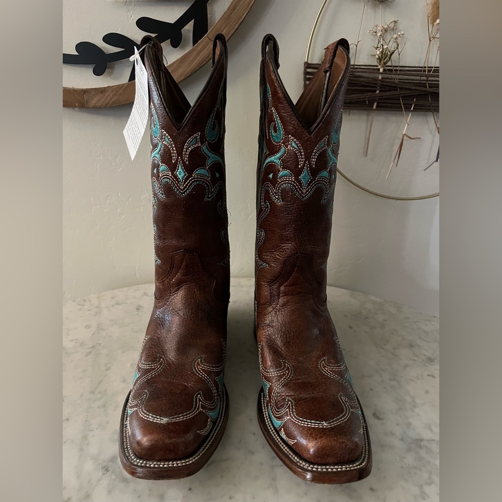 CIRCLE G Women Boots Chestnut Brown  Cowhide and Turquoise Stitching Size 8.5.